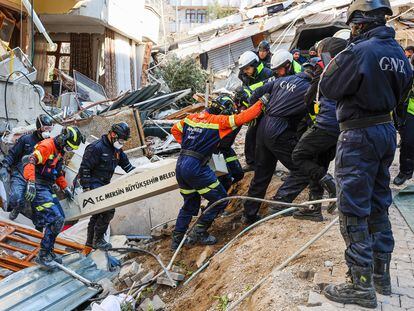 Un equipo de rescate portugués traslada un cadáver en la ciudad turca de Antakya.