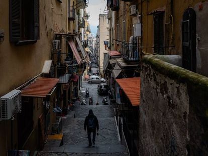 Una imagen de las calles de Nápoles, ciudad en la que se ambientan las novelas de Ferrante. 