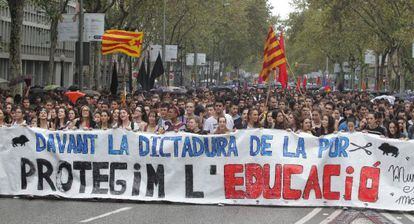 Manifestaci&oacute;n de estudiantes, ayer en Barcelona, en protesta por los recortes.