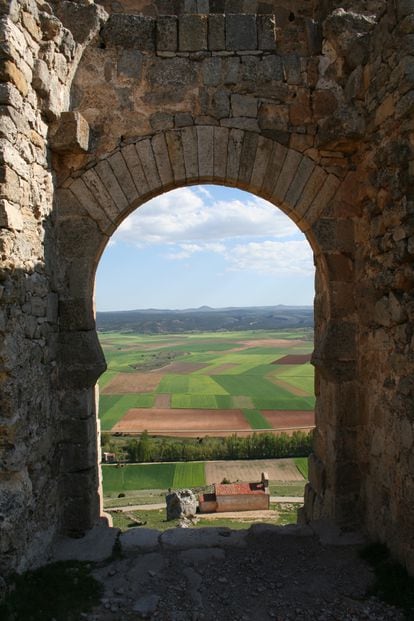 Vista de la ermita de San Miguel desde la puerta califal del castillo de Gormaz.