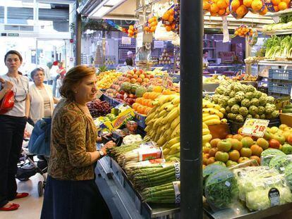 Venta de frutas y hortalizas en un mercado en Madrid.
