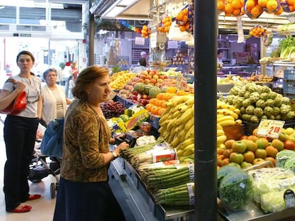 Venta de frutas y hortalizas en un mercado en Madrid.