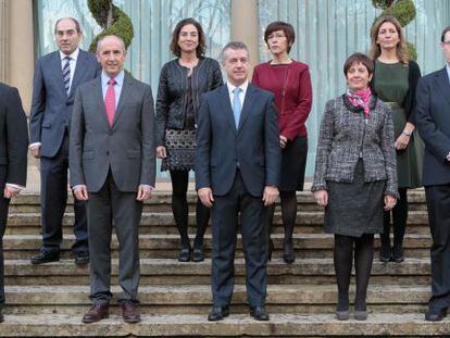 El Gobierno de I&ntilde;igo Urkullu, el primero de Euskadi completamente paritario entre los titulares de sus consejer&iacute;as, posa en las escaleras de Ajuria Enea con el lehendakari en su presentaci&oacute;n en diciembre pasado.