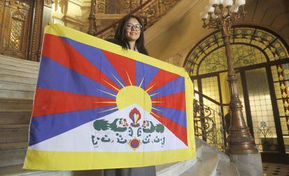 La directora ejecutiva de la ONG Tibetan Centre for Human Rights and Democracy, Tsering Tsomo, exhibe la bandera del Tíbet en el palacio de la Diputación de Gipuzkoa.