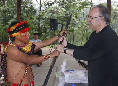 Carod Rovira recibe una lanza del líder nacional del pueblo shuar en Puyo (Ecuador) la pasada madrugada.