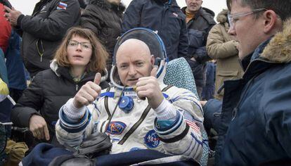 Scott Kelly minutos después de su aterrizaje, tras pasar 340 días en la Estación Espacial Internacional. 
