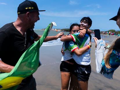 Rita Arnaus abraza a Mikaili Sol (derecha), campeona mundial de kitesurf en estilo libre.