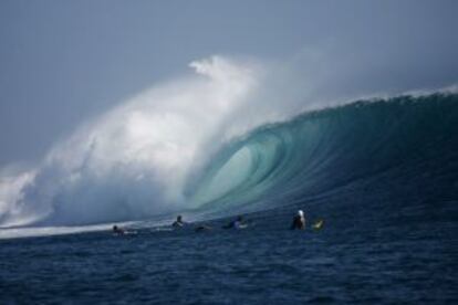 Surfistas en G-land, en la isla de Java (Indonesia).