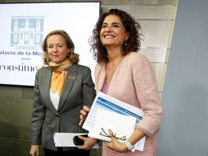 La vicepresidenta económica, Nadia Calviño junto a la ministra de Hacienda María Jesús Montero.
