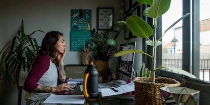 Una mujer teletrabajando desde su domicilio.