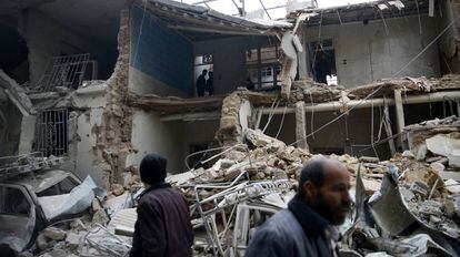 Daños causados por los bombardeos sirios en Guta Oriental, cerca de Damasco.