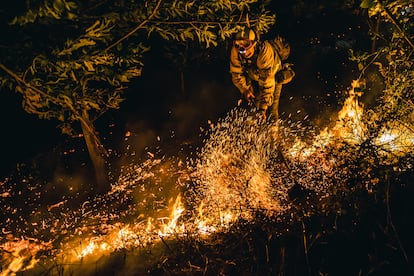 Un brigadista intenta sofocar el incendio en Boiro.