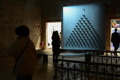 La obra 'Fuente del agotamiento', Pavlo Makov, en el pabellón de Ucrania de la Bienal de Venecia, el 19 de abril.