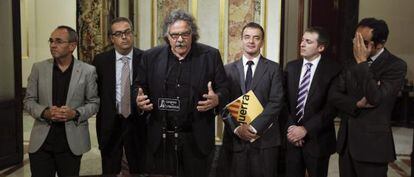 El portavoz de ERC, Joan Tardá, acompañado por representantes de partidos catalanes de la oposición -PSC, CiU, ICV y ERC-piden la retirada de la Lomce.