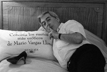 El novelista, tumbado en la habitación de un hotel de Madrid en 1997.