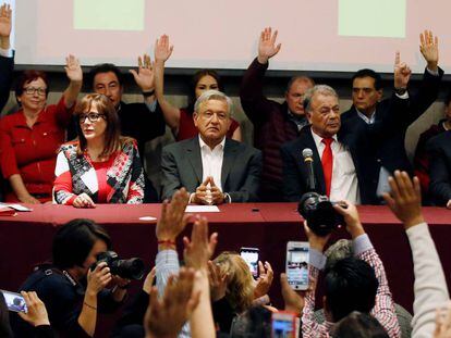 L&oacute;pez Obrador, al centro, en un evento del Partido de los Trabajadores. 