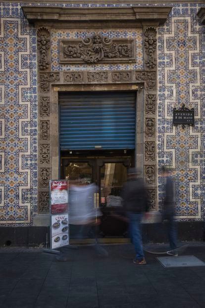 Entrada del restaurante Sanborns Madero, conocido por sus azulejos. 
