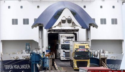 Varios camiones desembarcan del ferry European Highlander, tras llegar al puerto de Larne, cerca de Belfast, Irlanda del Norte, este lunes.
