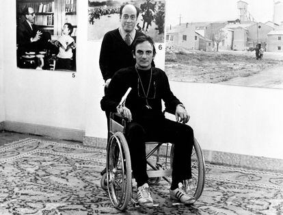 Saura, en una silla de ruedas, junto al gran José Luis López Vázquez, en un descanso del rodaje de 'El jardín de las delicias', en 1970. 