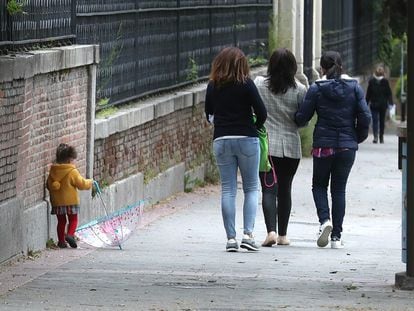 Una niña y varios adultos, en el centro de Madrid durante la pandemia de coronavirus.