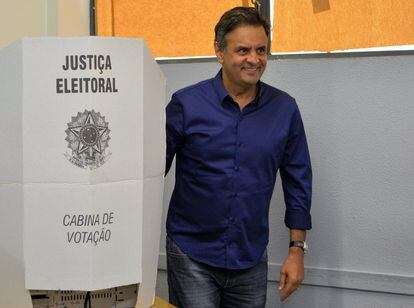 Aécio Neves, el candidato a la presidencia del PSDB, votó temprano en Belo Horizonte, Minas Gerais.