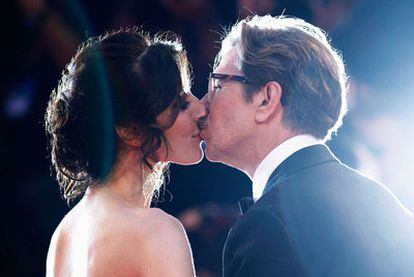 Gary Oldman y Alexandra Edenborough se besan anoche, en el pase de gala en Venecia de <i>El topo. </i>