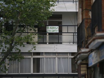 Vista de los carteles de alquiler en un piso de Madrid.