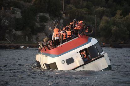 Refugiados e inmigrantes piden ayuda este viernes después de que el barco con el que trataban de llegar a la isla griega de Lesbos naufragara.