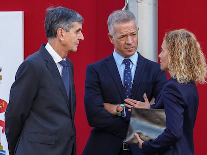 El presidente del Tribunal Constitucional, Pedro González-Trevijano y los presidentes del Senado y del Congreso, Ander Gil (en el centro) y  Meritxell Batet, durante el desfile militar del pasado 12 de octubre.