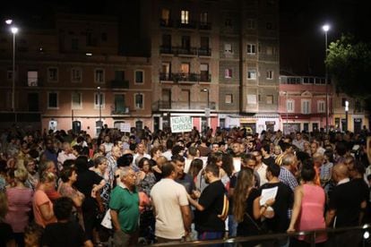 Protesta contra los pisos turísticos de los vecinos de la Barceloneta, ayer.