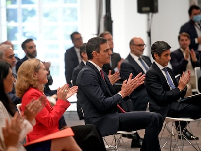 Pedro Sánchez, en el centro de la imagen, junto con la vicepresidenta y ministra de Asuntos Económicos y Transformación Digital, Nadia Calviño, y el presidente de Telefónica, José María Álvarez-Pallete.