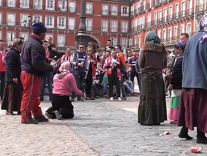 Hinchas del equipo de fútbol holandés PSV Eindhoven humillan a varias mendigas que les pedían limosna en la Plaza Mayor de Madrid.