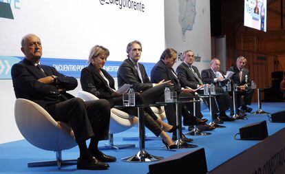 El ministro de Fomento, Íñigo de la Serna (tercero por la izquierda), en el panel que ha clausurado el foro por el Corredor Mediterráneo celebrado esta tarde en Madrid.