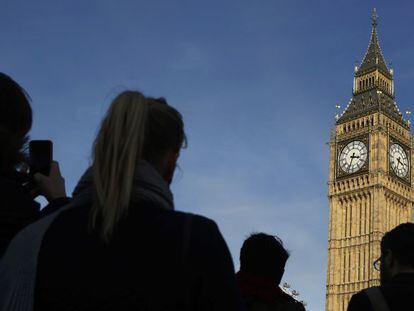 Un turista hace una foto desde un autob&uacute;s al Big Ben, el popular reloj del Parlamento brit&aacute;nico.