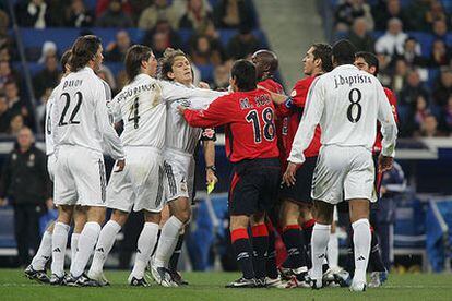Jugadores del Madrid y de Osasuna se enzarzan durante el partido.