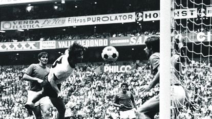 Gerd Müller marca el 3-3 a Italia en la prórroga de la semifinal del Mundial de 1970 en el estadio Azteca de México.