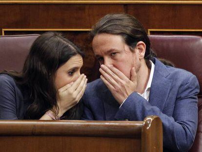 Irene Montero y Pablo Iglesias, de Podemos, cuchichean durante el debate de la moci&oacute;n de censura.