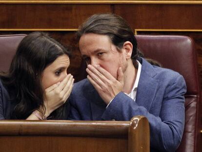 Irene Montero y Pablo Iglesias, de Podemos, cuchichean durante el debate de la moci&oacute;n de censura.