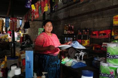 Una mujer empresaria guatemalteca en su tienda de abarrotes.