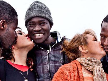 'De color ambulante'. Sheila, Isabel y tres vendedores ambulantes senegaleses. Jerez, día de los Enamorados.