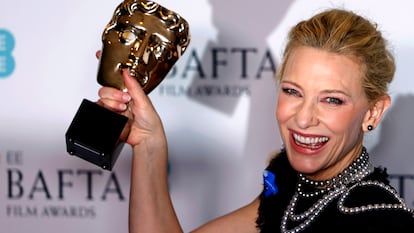 Cate Blanchett, con su premio Bafta a la mejor actriz protagonista por la película 'Tár'.