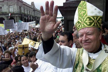 El cardenal de Guadalajara, Juan Sandoval, saluda a los fieles en una imagen de archivo.