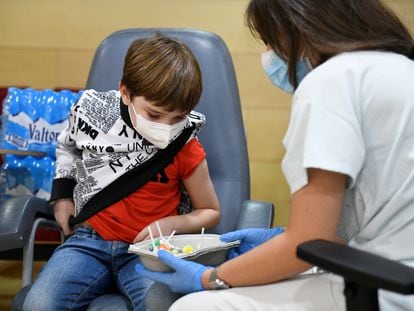 Una enfermera ofrece caramelos a un niño tras administrarle la vacuna contra la covid en el hospital infantil O'Donnell, en Madrid.