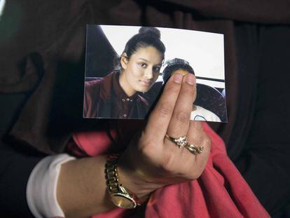 Renu Begum muestra a los medios en febrero de 2015 una imagen de su hermana Shamima, integrada en las filas del ISIS.