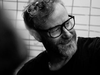 Matt Berninger sonríe con la satisfacción del que ve que las cosas salen bien sin necesi- dad de ningún plan.