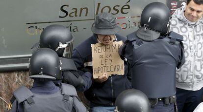 La policía interviene en un desahucio en Madrid el pasado noviembre.