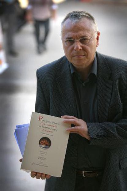 Josep Lozano amb un exemplar del dietari de moss&eacute;n Porcar, del qual n&#039;ha fet l&#039;edici&oacute; cr&iacute;tica.