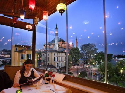 Vista de Santa Sofía desde una terraza de Estambul.