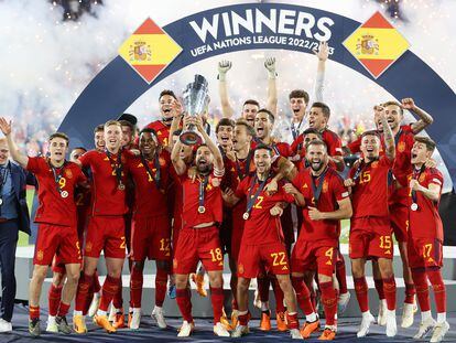 Jordi Alba levanta el título de la Liga de las Naciones junto al resto de la selección española tras vencer a Croacia, este domingo en Róterdam.