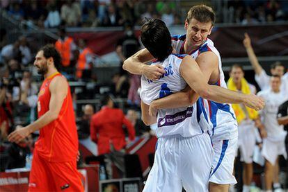 Velickovic y Teodosic festejan el triunfo serbio con Garbajosa, abatido, en un segundo plano.